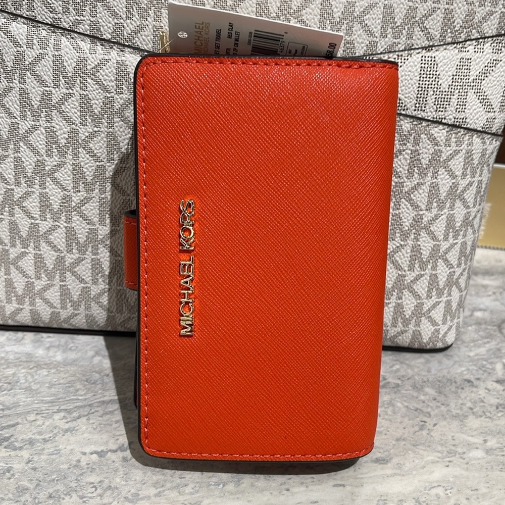 MICHAEL KORS Medium Crossgrain Leather Bifold Wallet ZP CN
Red Clay
NWT - Picture 16 of 16
